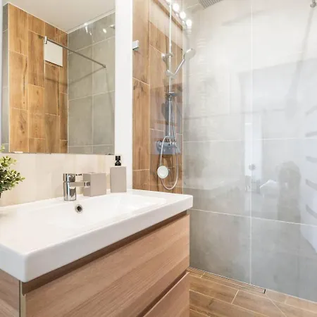 Riverside Port Praski * Varşova